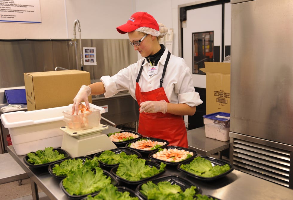 Cook, Food, Cap, Leaf vegetable, Cooking, Vegetable, Chef, Tableware, Kitchen, Service, 