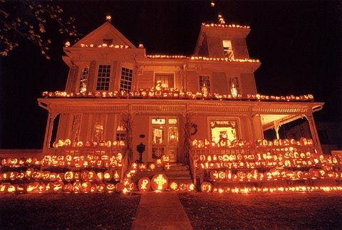 Lighting, Home, Landmark, Light, House, Property, Mansion, Christmas lights, Night, Architecture, 
