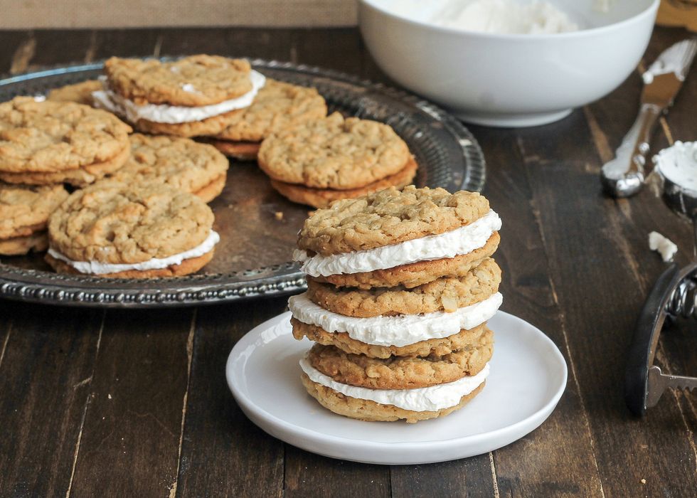 These Peanut Butter Oatmeal Sandwich Cookies with Marshmallow Crème ...