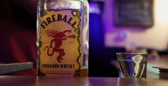 Beer, Alcoholic beverage, Drinkware, Alcohol, Drink, Glass, Serveware, Barware, Beer glass, Distilled beverage, 