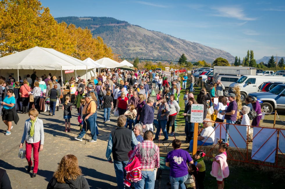 Crowd, Public space, Mountain range, Tent, Pole, Audience, Market, Pedestrian, Ridge, Parking, Crowd, Public space, Mountain range, Tent, Pole, Audience, Market, Pedestrian, Ridge, Parking,