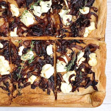 caramelized onion tart with goat cheese and thyme