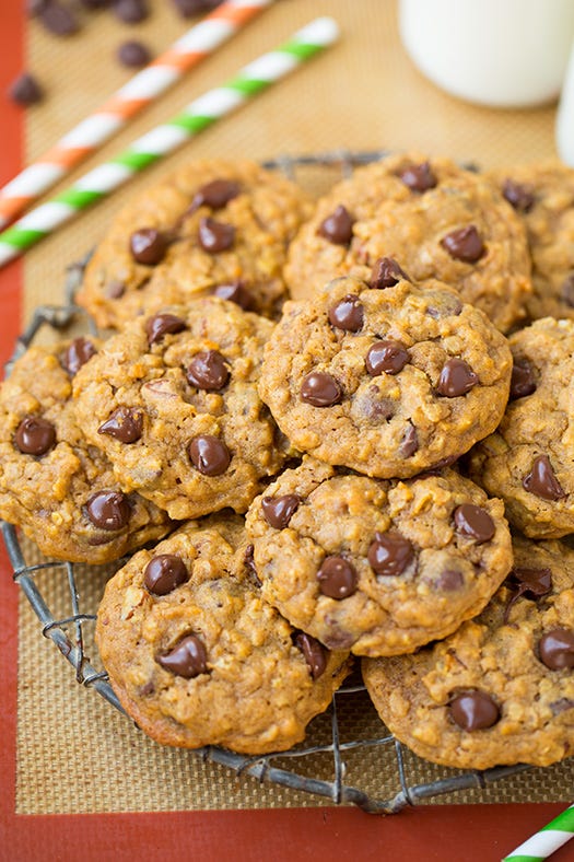 Dish, Food, Cookies and crackers, Chocolate chip cookie, Oatmeal-raisin cookies, Snack, Cuisine, Baked goods, Dessert, Ingredient, 