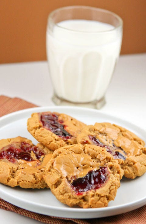 Dish, Food, Cuisine, Snack, Oatmeal-raisin cookies, Ingredient, Dessert, Cookies and crackers, Baked goods, Cookie, 