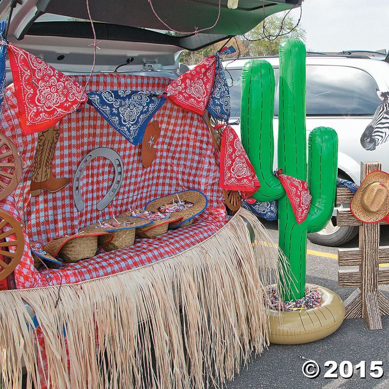 Cowboy and cactus trunk or treat display.