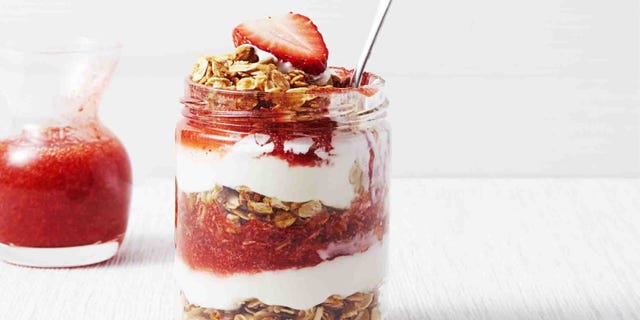 Strawberry Granola Yogurt Parfait Strawberry Granola Yogurt Parfait