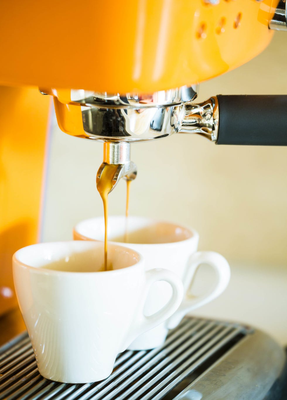 Coffee cup, Serveware, Dishware, Cup, Drinkware, Liquid, Tableware, Small appliance, Teacup, Kitchen utensil, 