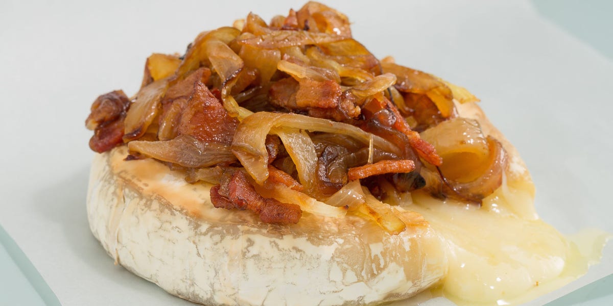 Baked Brie with Bacon and Caramelized Onions