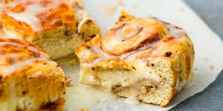 Cinnamon Roll Cheesecake Bars