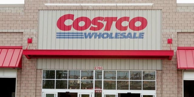 Commercial building, Real estate, Facade, Font, Brick, Signage, Door, Brickwork, Coquelicot, Building material, 