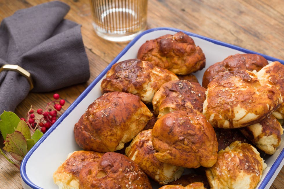 delish-pretzel-rolls