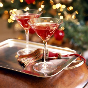 Stemware, Glass, Drinkware, Serveware, Tableware, Drink, Dishware, Liquid, Barware, Plate, 
