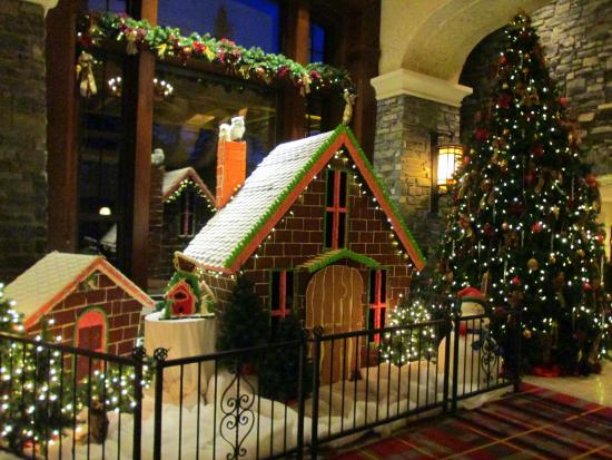Window, Architecture, Christmas decoration, Property, House, Home, Winter, Facade, Holiday, Christmas tree, 