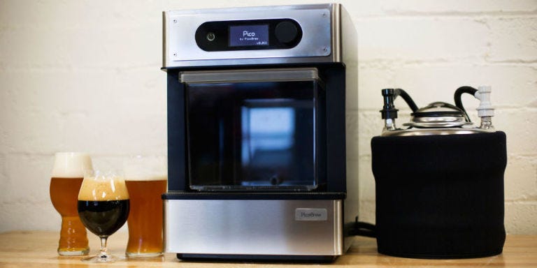 Small appliance, Barware, Display device, Drink, Electronic device, Glass, Kitchen appliance, Home appliance, Beer glass, Alcoholic beverage, 