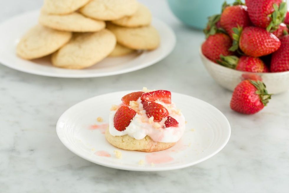 Dish, Food, Cuisine, Strawberry, Ingredient, Strawberries, Dessert, Cream, Baked goods, Produce, 