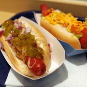 Dish, Food, Cuisine, Fast food, Chili dog, Hot dog bun, Hot dog, Coney island hot dog, Ingredient, Chicago-style hot dog, 