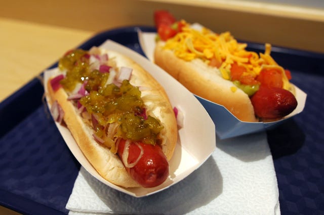 Dish, Food, Cuisine, Fast food, Chili dog, Hot dog bun, Hot dog, Coney island hot dog, Ingredient, Chicago-style hot dog, 