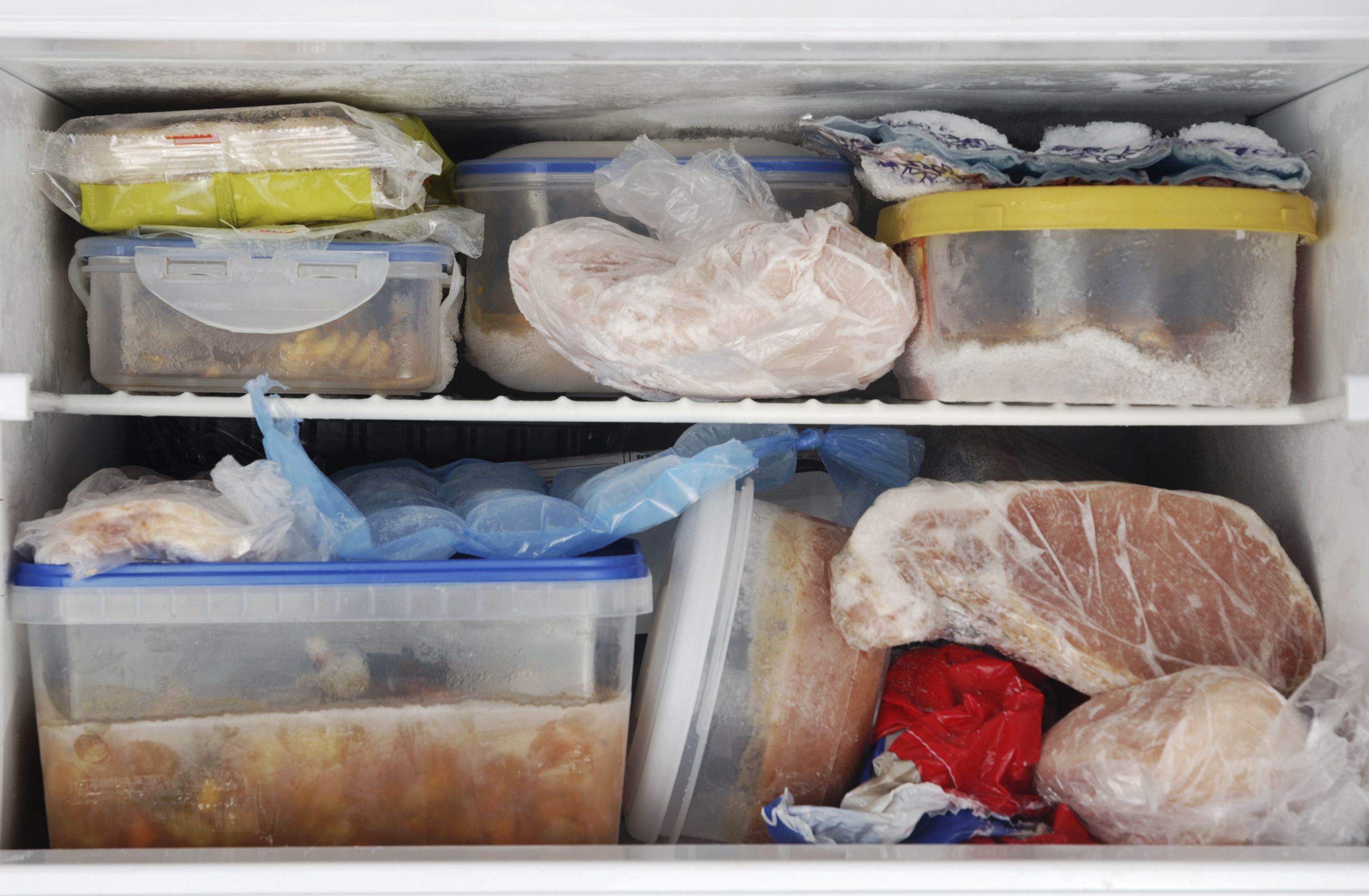 В холодильнике есть мясо. Продукты в морозилке. Хранение продуктов. Морозильник с продуктами. Хранение в морозильнике.