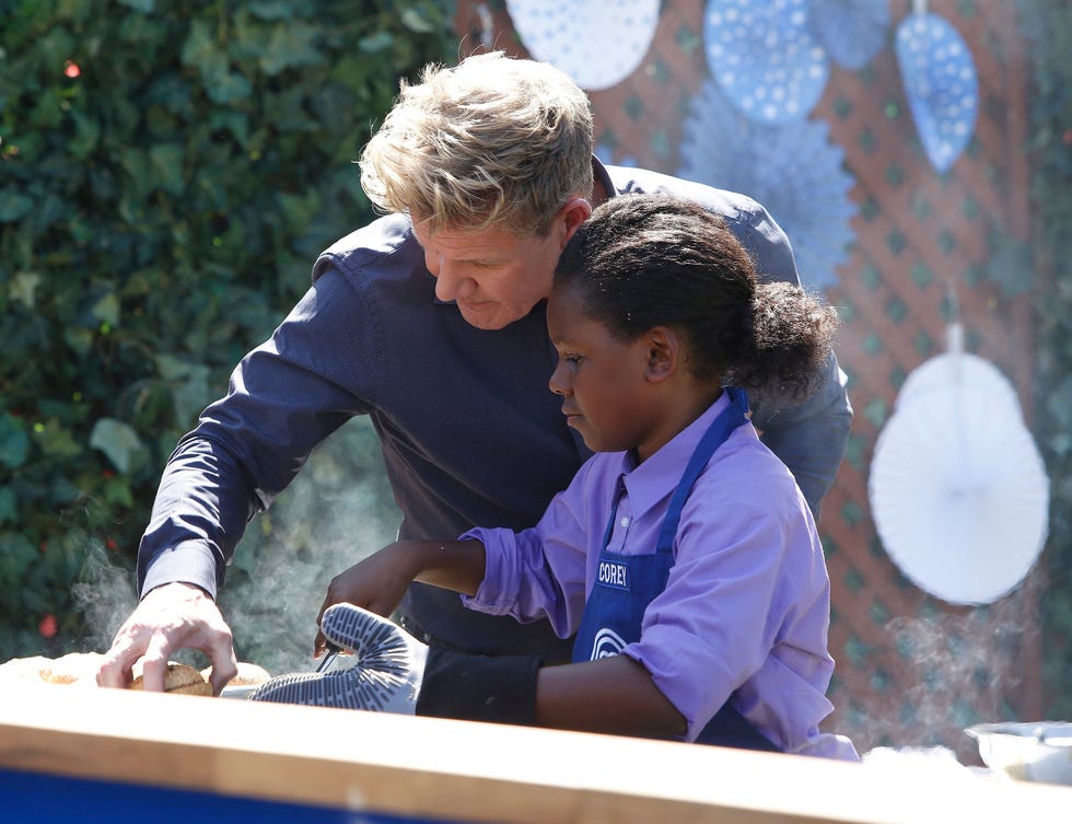 Gordon Ramsay teaches a MasterChef Junior contestant