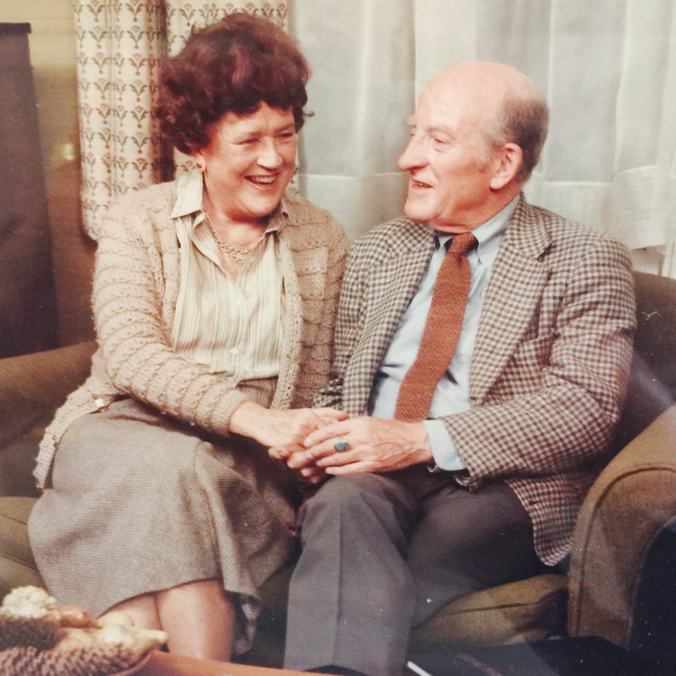 Sitting, Dress shirt, Comfort, Tie, Vintage clothing, Lap, Conversation, Living room, Suit trousers, Laugh, 