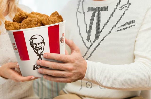 Finger, Hand, Fried food, Wrist, Cuisine, Nail, Thumb, Finger food, Sweater, Snack, 