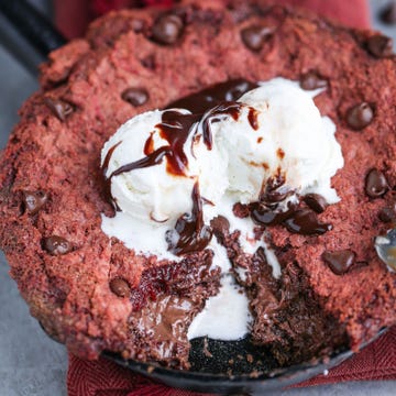 red-velvet-skillet-brownie