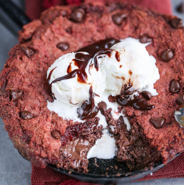 red-velvet-skillet-brownie
