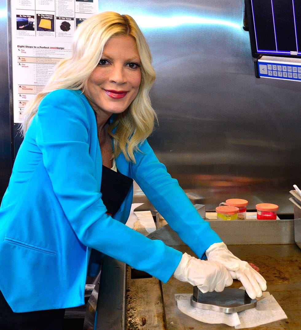 Tori Spelling Smashes a Burger
