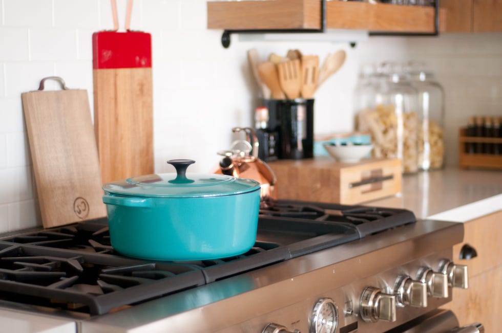 Wood, Gas stove, Stove, Cooktop, Kitchen stove, Kitchen appliance, Kitchen, Cookware and bakeware, Major appliance, Liquid, 