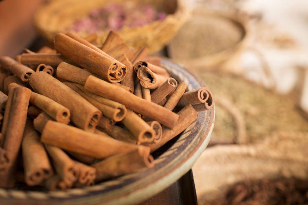 Cinnamon, Chinese cinnamon, Ingredient, Spice, Cinnamon stick, Natural material, Tobacco products, Laurel family, 
