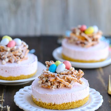 food, cuisine, dish, dessert, buttercream, ingredient, baked goods, icing, meringue, cake,