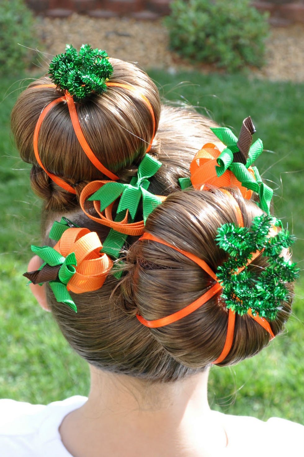 Hair, Ear, Hairstyle, Forehead, Hair accessory, Orange, Style, Headgear, Fashion accessory, Headpiece, 