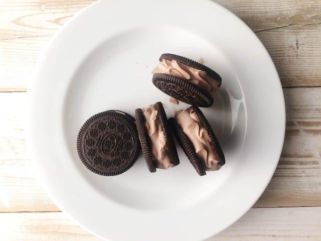 Food, Oreo, Dishware, Finger food, Dessert, Ingredient, Plate, Sweetness, Tableware, Baked goods, 