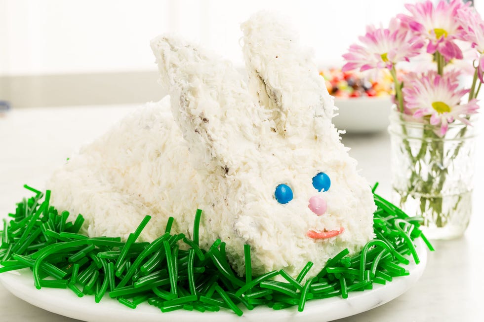 Petal, Easter bunny, Garnish, Flowerpot, Rabbits and Hares, Rabbit, Serveware, Daisy family, Dishware, Vase, 