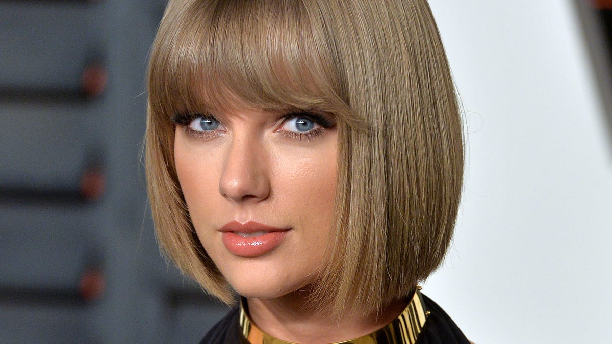 preview for WATCH Taylor Swift ‘CRINGE’ At Hilarious Drunk Photos Of Herself!