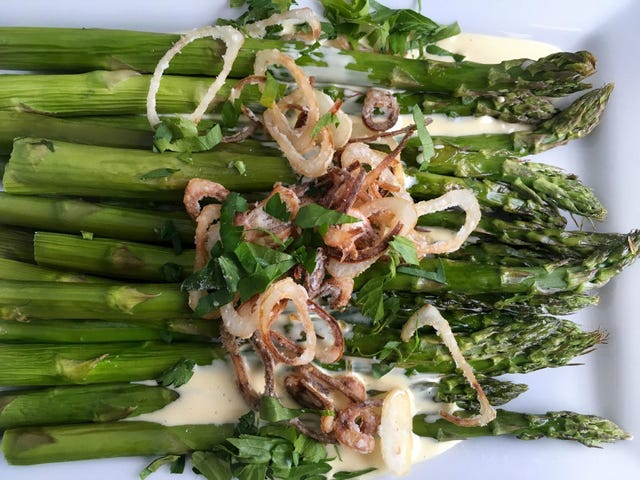 asparagus with easy hollandaise sauce and crispy onions