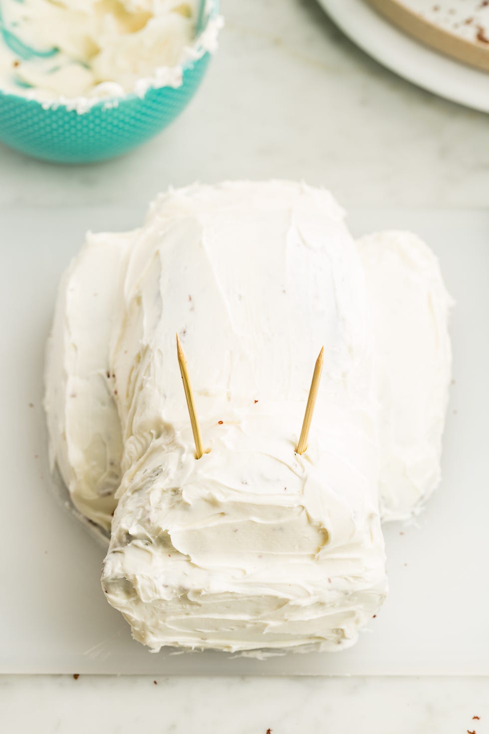 Dishware, Ingredient, Food, Plate, Dairy, Dessert, Cuisine, Whipped cream, Serveware, Buttercream, 