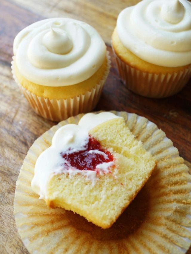 Food, Cupcake, Dish, Cuisine, Dessert, Buttercream, Ingredient, Icing, Baked goods, Cream cheese, 