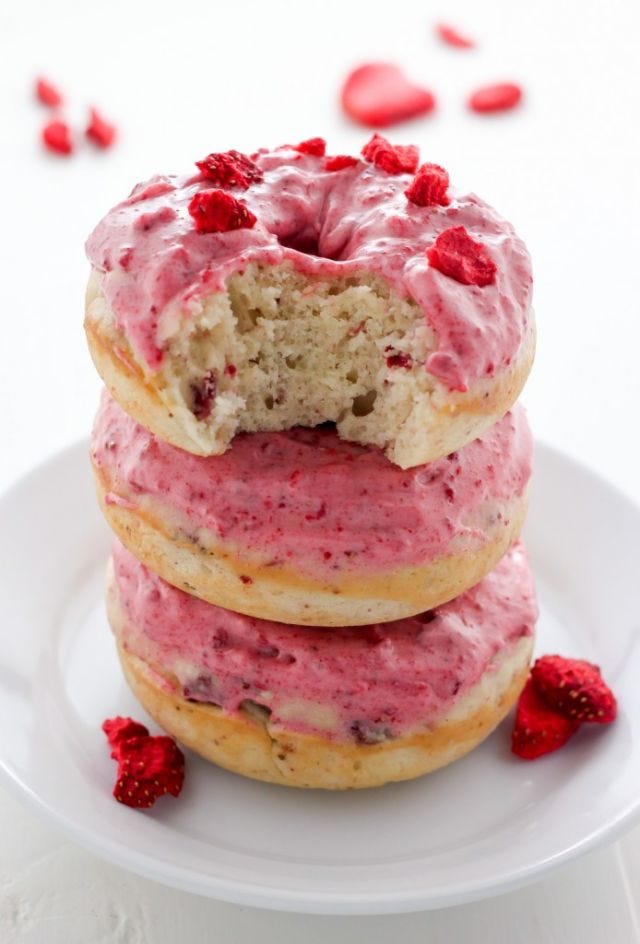 Food, Dish, Cuisine, Macaroon, Dessert, Pink, Ingredient, Baked goods, Buttercream, Frozen dessert, 
