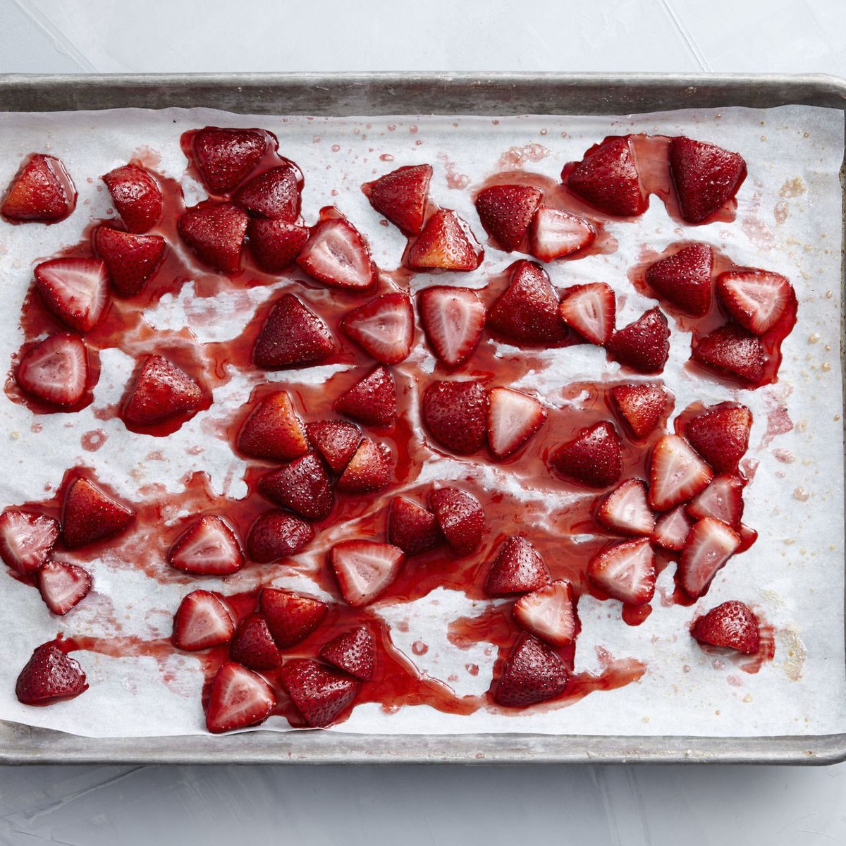 https://hips.hearstapps.com/del.h-cdn.co/assets/16/14/1600x1600/square-1459800289-delish-roasted-strawberries-2.jpg?resize=1200:*