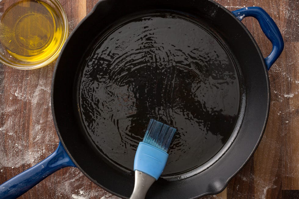 skillet-pizza-oil