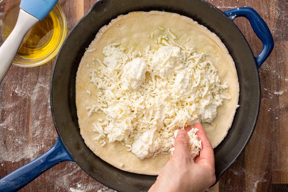 delish-skillet-pizza-8