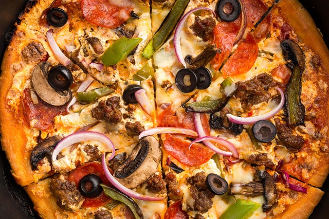 delish-skillet-pizza-the-works-1