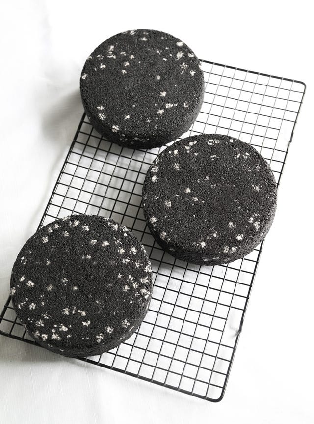Finger food, Cuisine, Dessert, Pattern, Black-and-white, Monochrome photography, Mesh, Snack, Square, Cooking, 