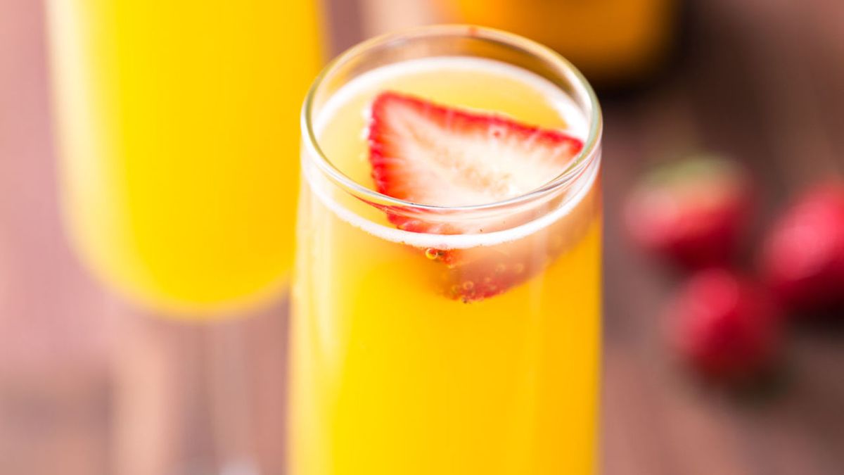 https://hips.hearstapps.com/del.h-cdn.co/assets/16/17/1280x720/hd-aspect-1461678600-delish-strawberry-pineapple-mimosa.jpg?resize=1200:*