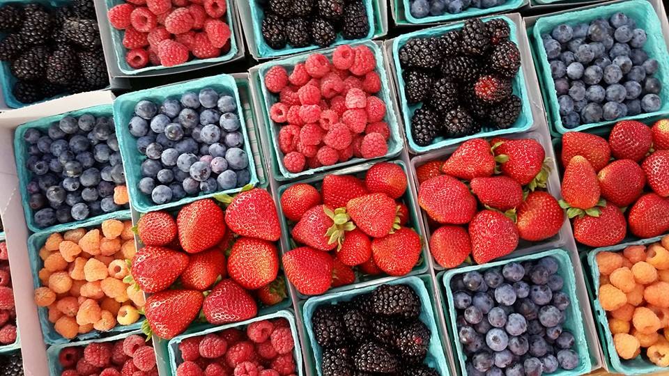 Natural foods, Local food, Berry, Food, Fruit, Frutti di bosco, Superfood, Marketplace, Plant, Blackberry, 