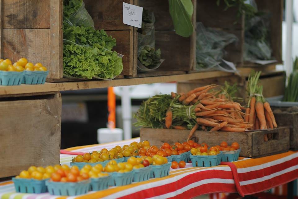 Natural foods, Local food, Marketplace, Whole food, Market, Vegetable, Selling, Public space, Food, Greengrocer, 