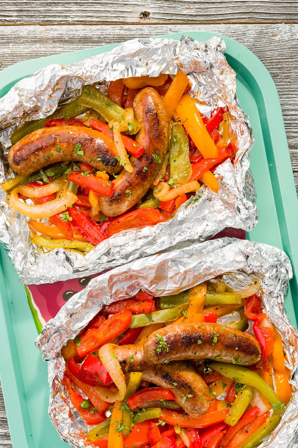 https://hips.hearstapps.com/del.h-cdn.co/assets/16/23/1465232421-delish-sausage-peppers-foil-pack-1-2.jpg?crop=0.815xw:0.815xh;0.0782xw,0.0988xh&resize=980:*