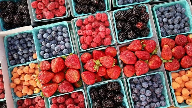 Natural foods, Local food, Berry, Food, Fruit, Frutti di bosco, Superfood, Marketplace, Plant, Blackberry, 