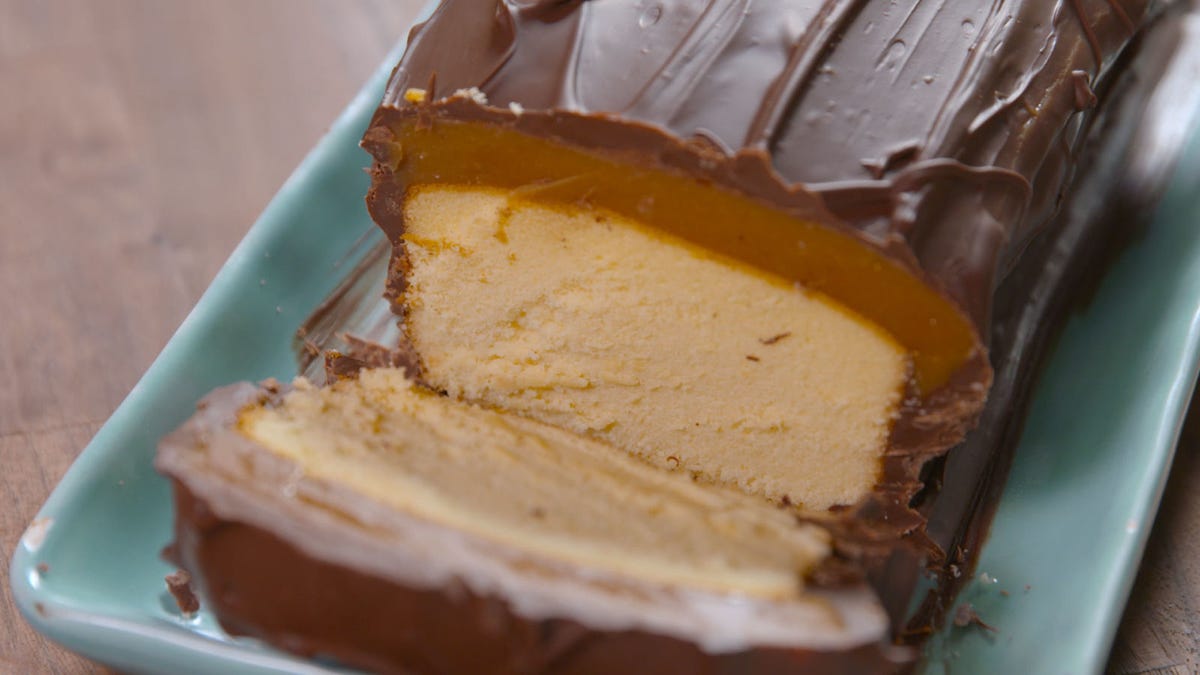 Video player poster image preview for Twix Cake